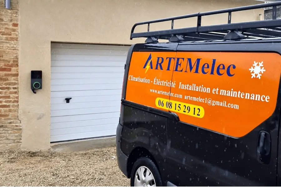 borne-recharge-autel-maxicharger-artemelec-van-valence