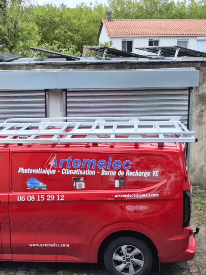 vehicule-artemelec-fourgon-rouge-toiture-photovoltaique-valence